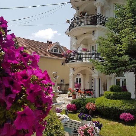 Apartment Cace Κουμάνοβο Εξωτερικό φωτογραφία